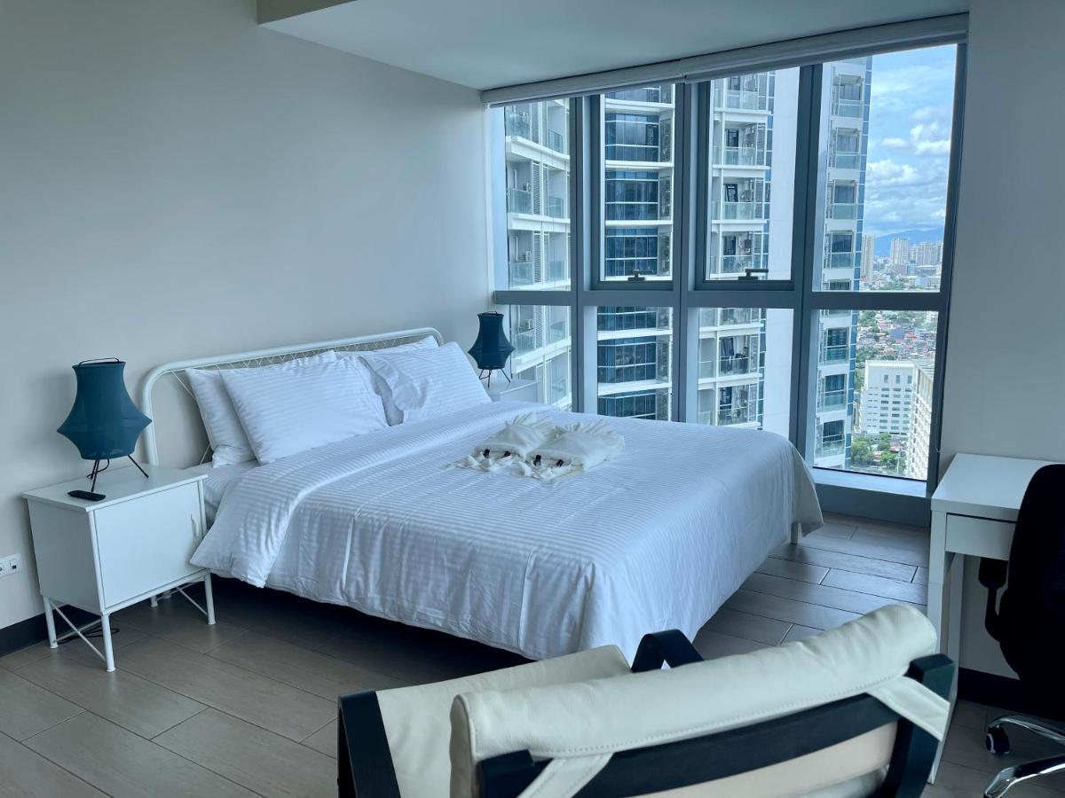 Bright 2-Bedroom Condo With Pool In Bgc Uptown Manila Exterior photo