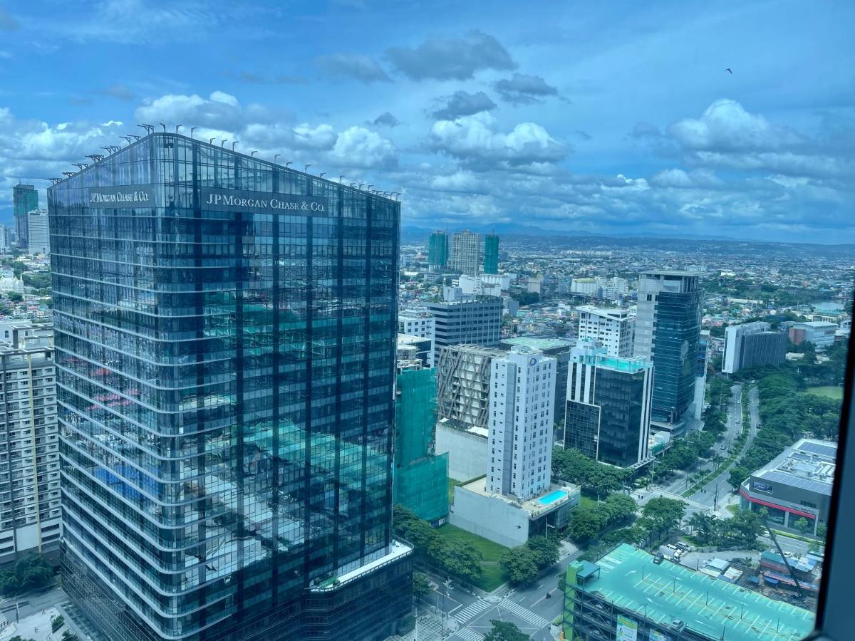 Bright 2-Bedroom Condo With Pool In Bgc Uptown Manila Exterior photo