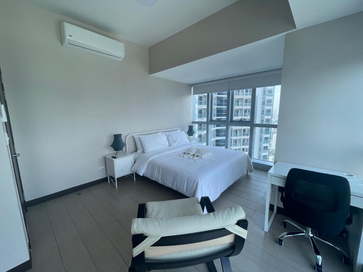 Bright 2-Bedroom Condo With Pool In Bgc Uptown Manila Exterior photo