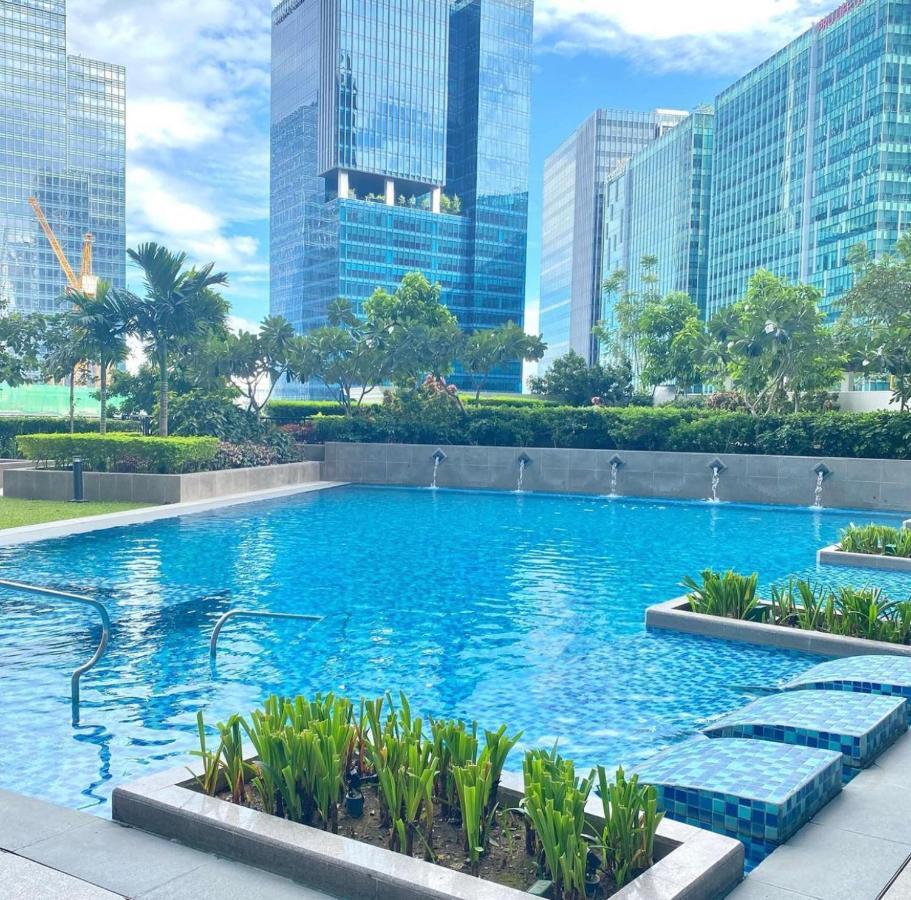 Bright 2-Bedroom Condo With Pool In Bgc Uptown Manila Exterior photo